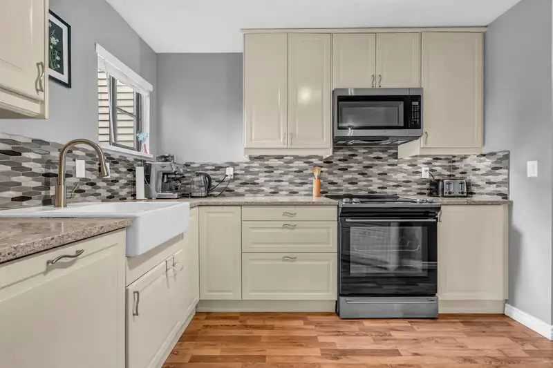 3 98 BEGIN STREET - photo 4 of 24