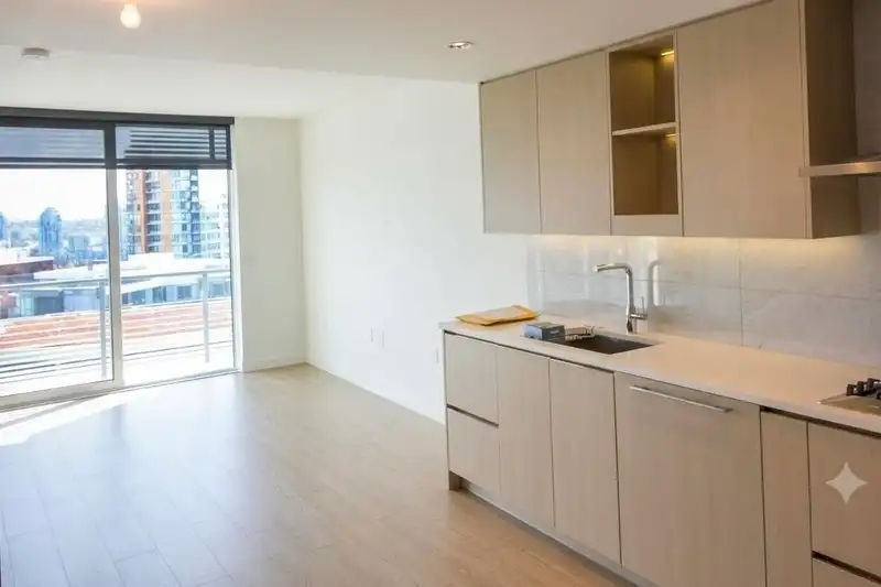 2110 89 NELSON STREET - photo 2 of 6