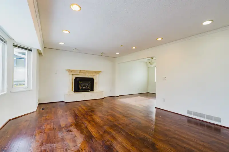 11789 86 AVENUE - photo 4 of 38