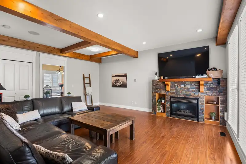 27 5889 152 STREET - photo 4 of 35