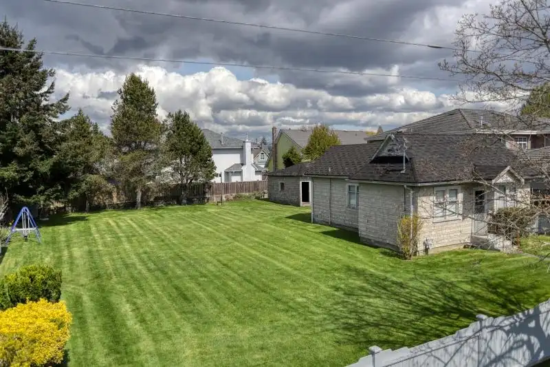 5211 MAPLE ROAD - photo 4 of 24