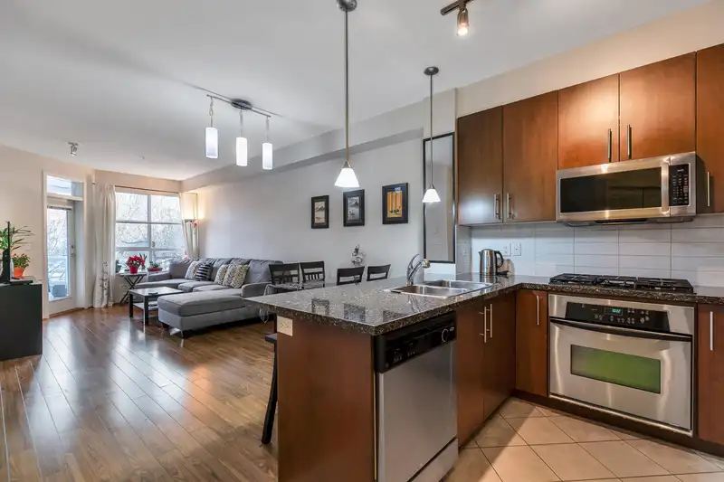211 3551 FOSTER AVENUE - photo 3 of 35