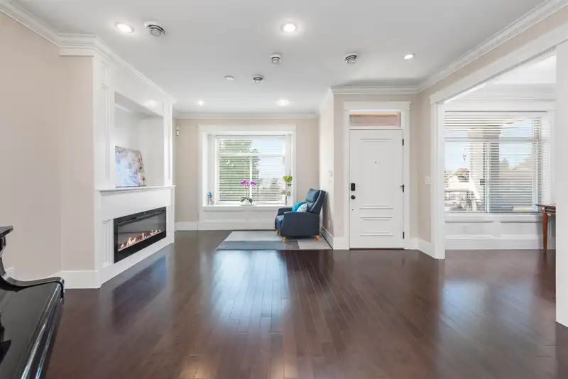 1027 STEWART AVENUE - photo 4 of 37