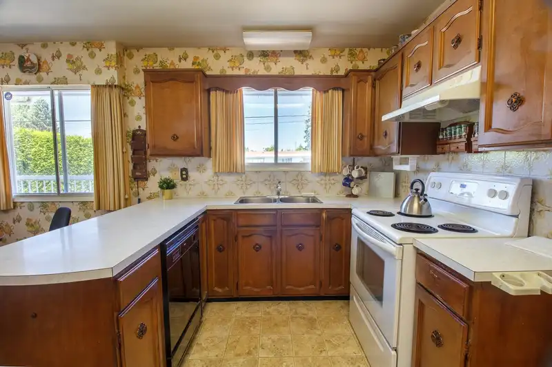 32678 BEVAN AVENUE - photo 4 of 11