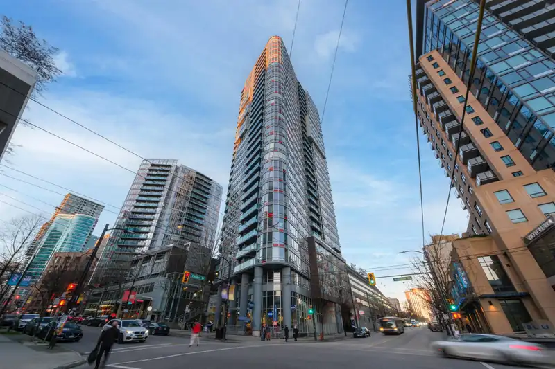 2902 233 ROBSON STREET - photo 2 of 25