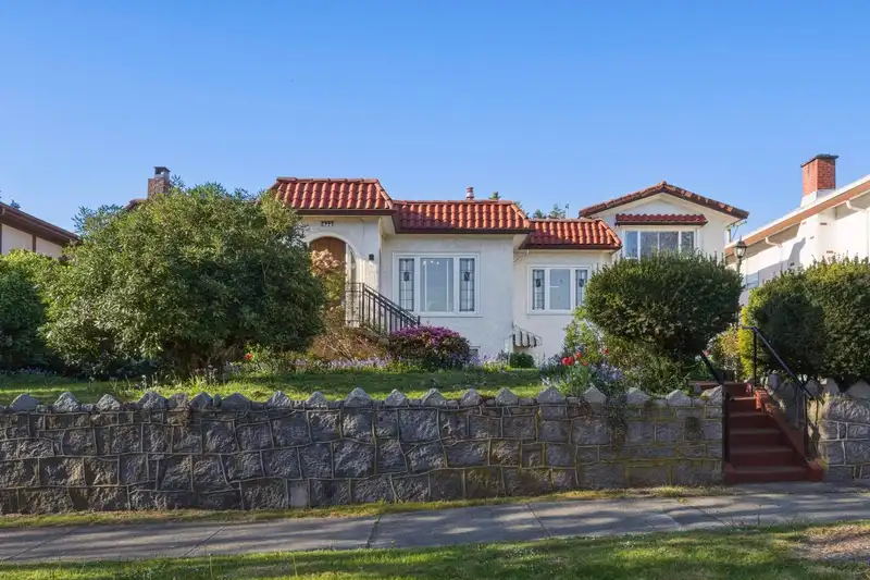 433 E 48TH AVENUE - photo 2 of 40