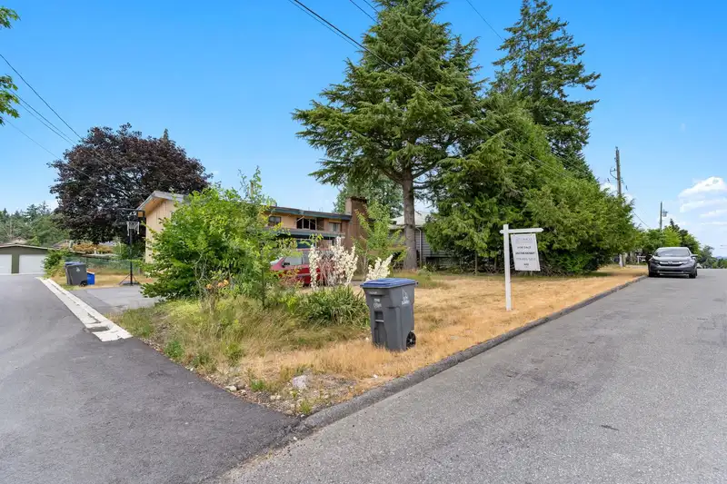 14635 59A AVENUE - photo 3 of 33