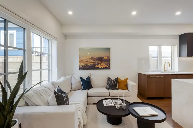 1 552 KASLO STREET - photo 2 of 25