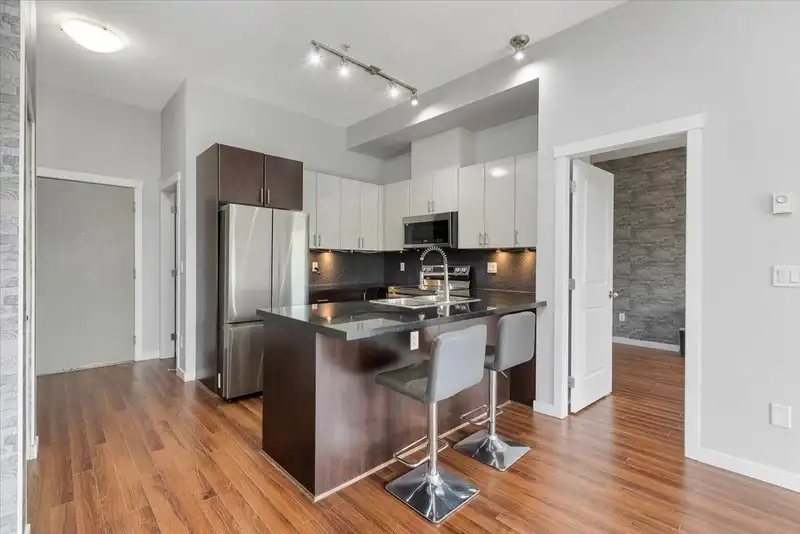 408 14960 102A AVENUE - photo 2 of 25