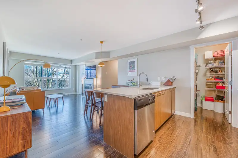 301 688 E 18TH AVENUE - photo 2 of 21