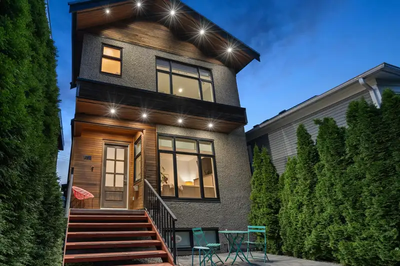 285 E 19TH AVENUE - photo 3 of 40