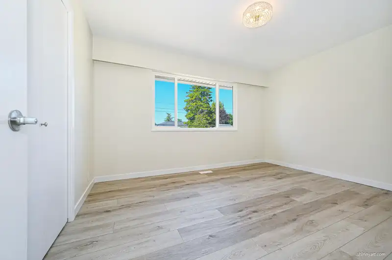 5546 MAPLE CRESCENT - photo 3 of 35