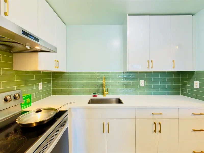 102 8040 COLONIAL DRIVE - photo 2 of 9