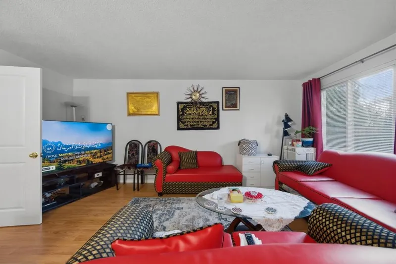 245 13888 70 AVENUE - photo 2 of 24