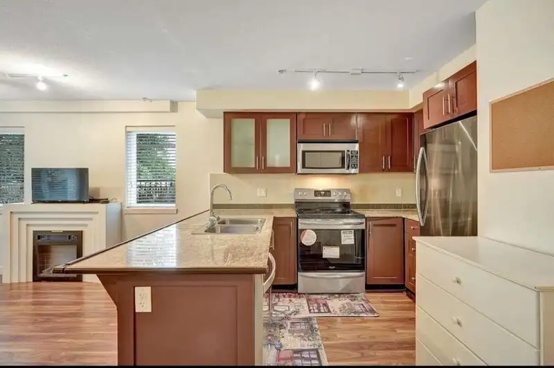 125 13958 108 AVENUE - photo 4 of 10