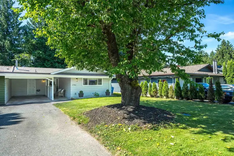 2742 SANDON DRIVE - photo 1 of 40