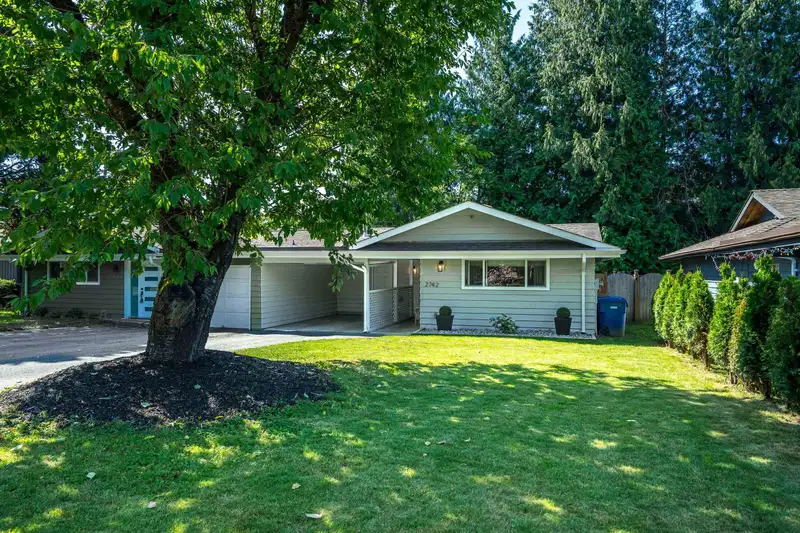 2742 SANDON DRIVE - photo 2 of 40