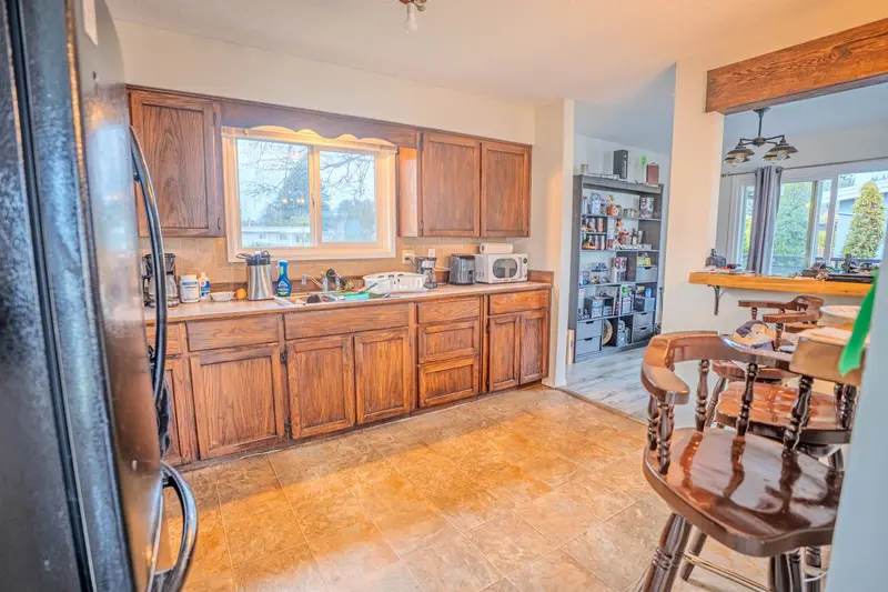 9543 PAULA CRESCENT - photo 2 of 25