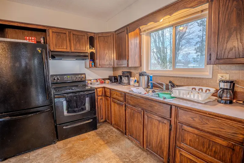 9543 PAULA CRESCENT - photo 4 of 25