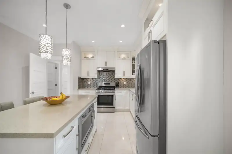 4986 INMAN AVENUE - photo 4 of 23