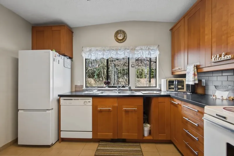 12337 98 AVENUE - photo 4 of 25