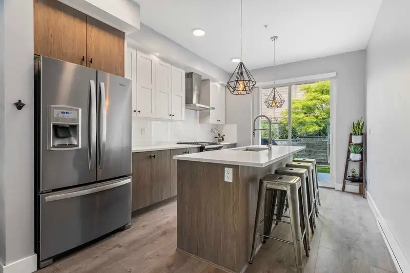 40 24108 104 AVENUE - photo 1 of 39