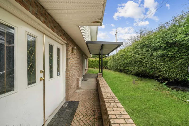 13131 92 AVENUE - photo 3 of 11