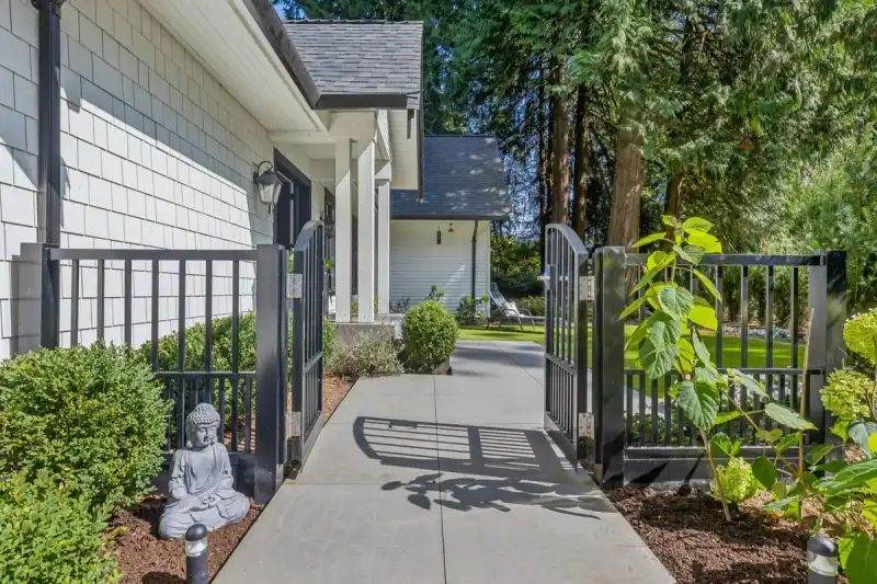 435 MACBETH CRESCENT - photo 4 of 25