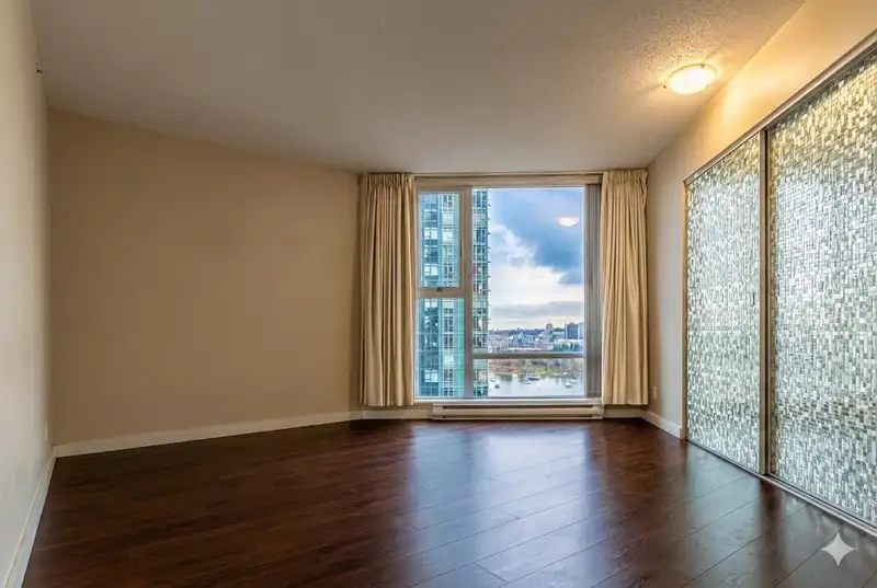 1802 455 BEACH CRESCENT - photo 2 of 34