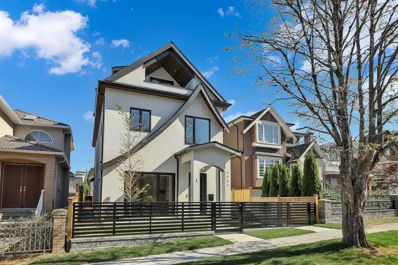1 3251 E 44 AVENUE - photo 1 of 28