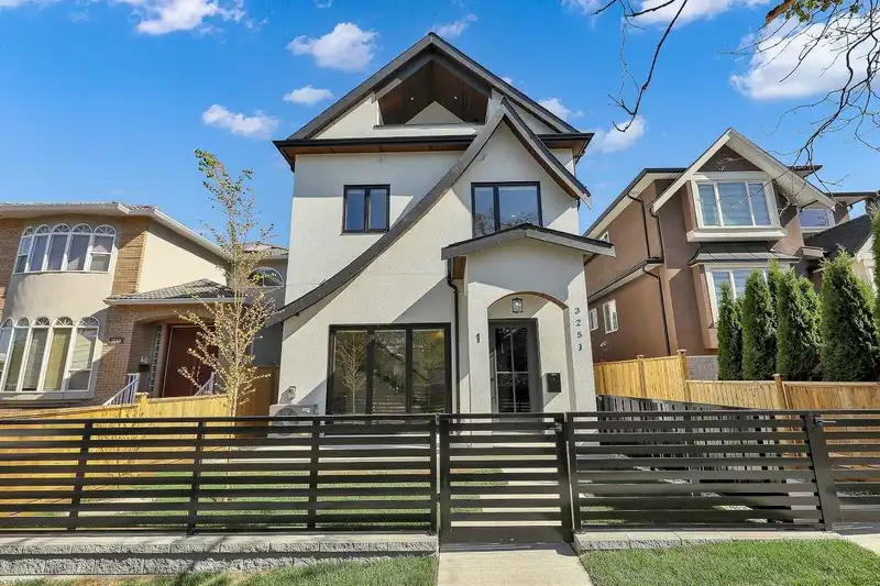 1 3251 E 44 AVENUE - photo 3 of 28