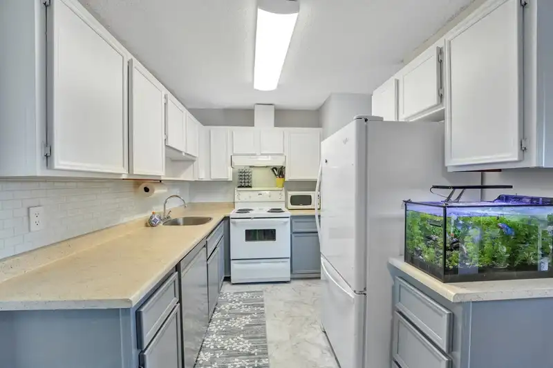 205 2425 SHAUGHNESSY STREET - photo 2 of 19