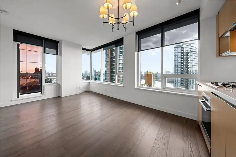 1256 38 SMITHE STREET - photo 3 of 24