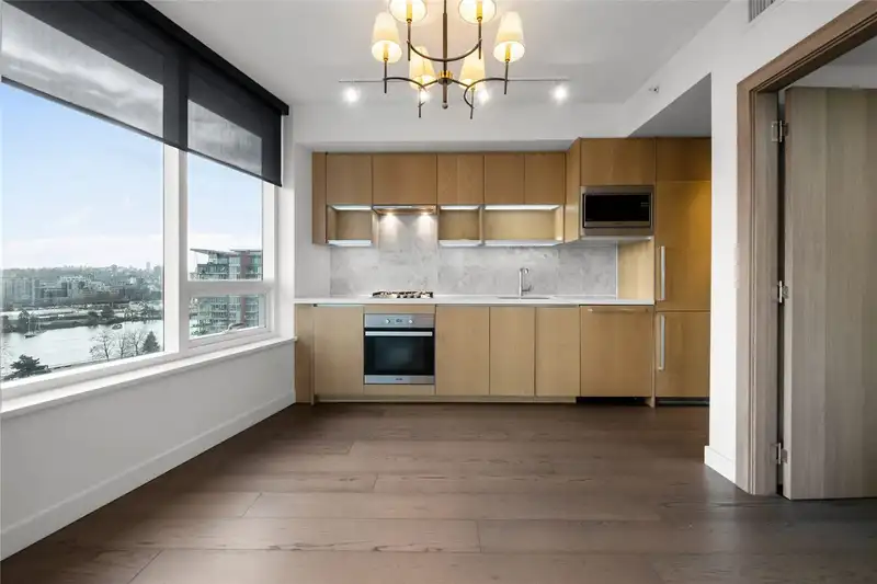 1256 38 SMITHE STREET - photo 4 of 24