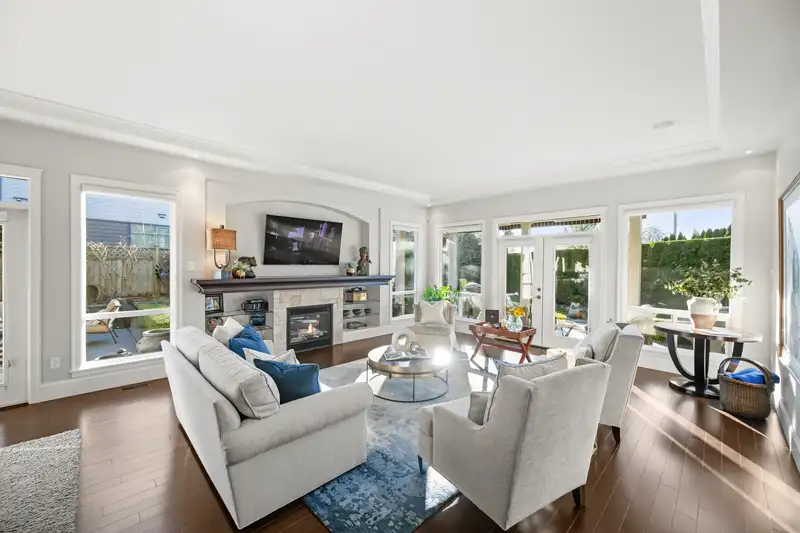16151 27 AVENUE - photo 3 of 40