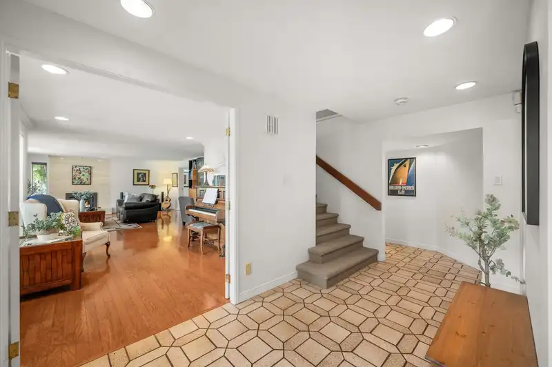 998 PACIFIC DRIVE - photo 4 of 40
