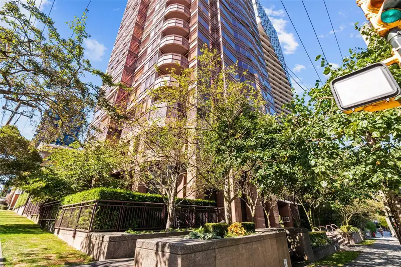 6C 1500 ALBERNI STREET - photo 1 of 38