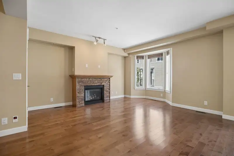 132 20738 84 AVENUE - photo 3 of 39