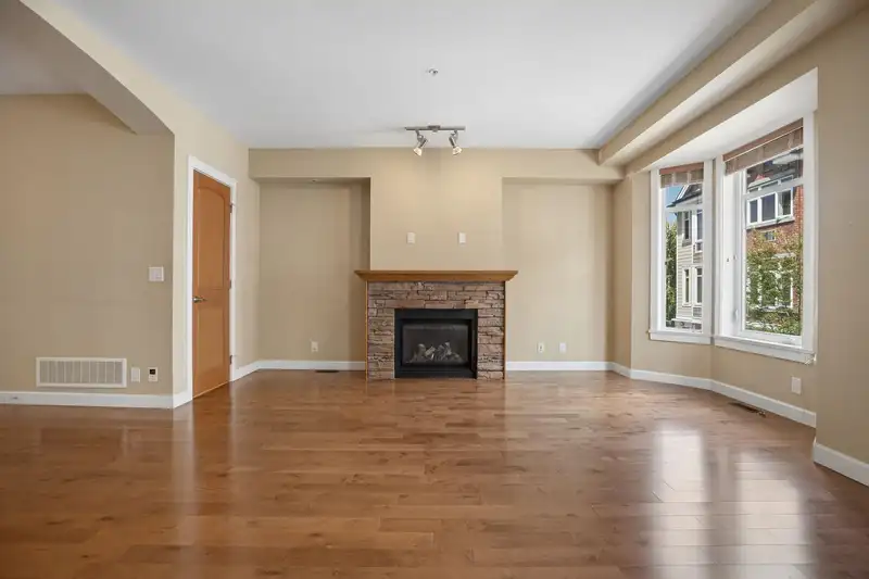132 20738 84 AVENUE - photo 4 of 39