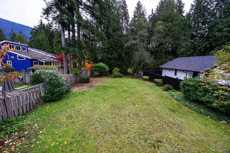 4578 CAPILANO ROAD - photo 2 of 32