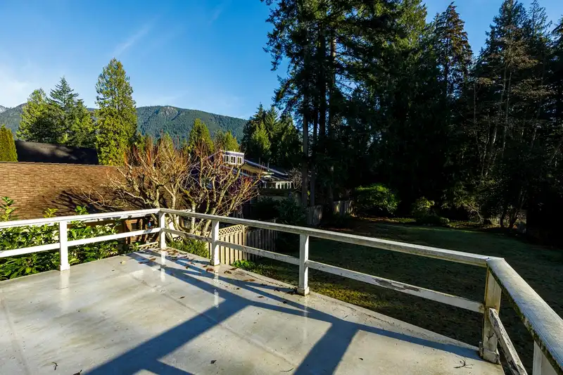 4578 CAPILANO ROAD - photo 4 of 32