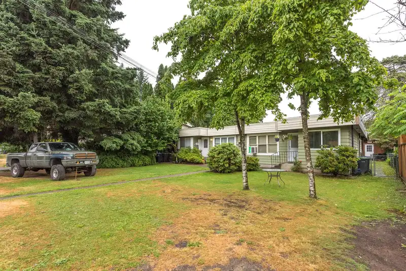 2031 MANNING AVENUE - photo 4 of 28