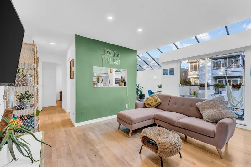 204 2125 YORK AVENUE - photo 3 of 24