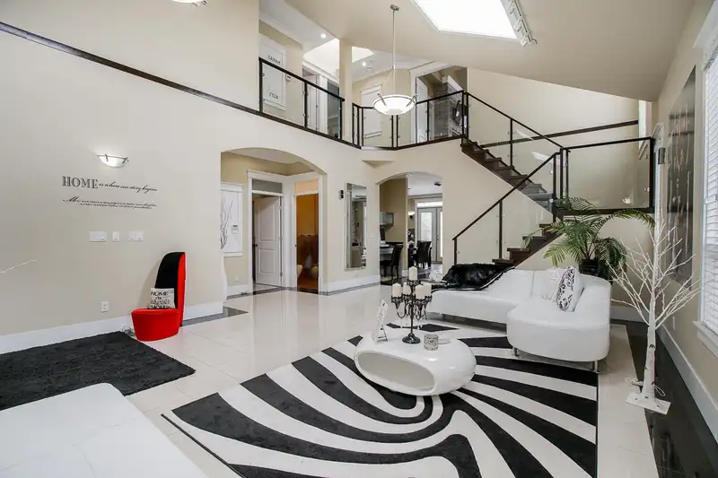 15075 70A AVENUE - photo 4 of 35