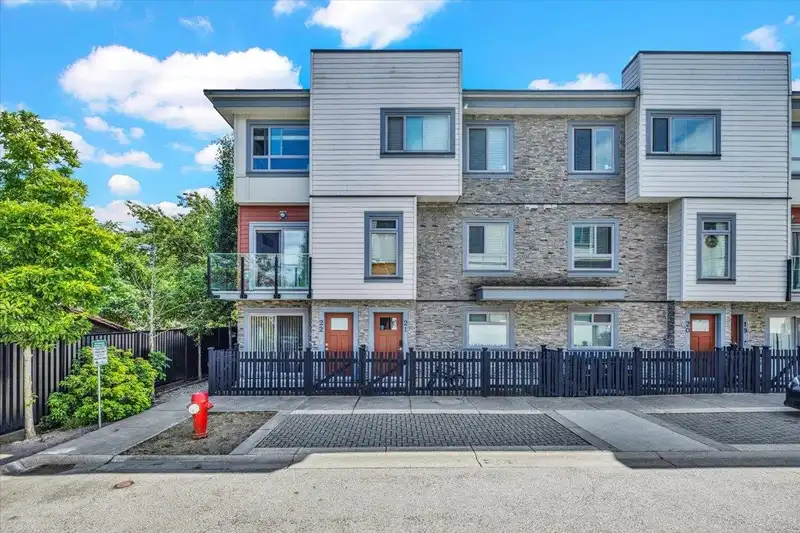 22 13328 96 AVENUE - photo 1 of 24