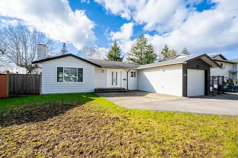 6229 174B STREET - photo 3 of 25