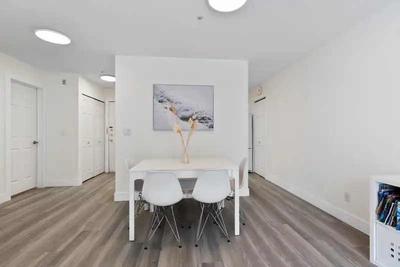 207 15375 17 AVENUE - photo 4 of 21