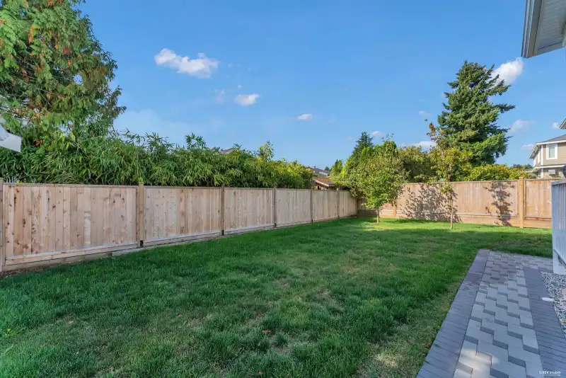 5038 12 AVENUE - photo 4 of 31