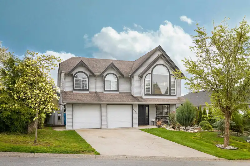 8381 CASSELMAN CRESCENT - photo 1 of 30