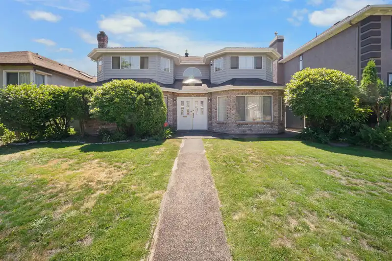2718 OLIVER CRESCENT - photo 1 of 35
